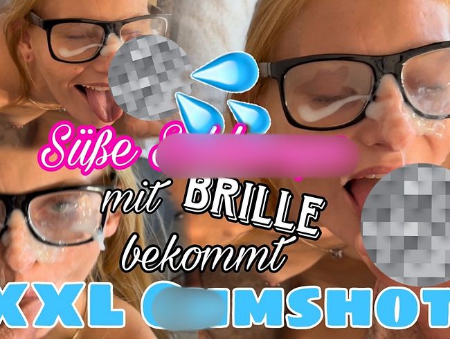 Süße Schlampe mit Brille bekommt XXL Cum***t