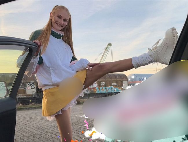 Lessia-Mia's Porno Video: Karneval Funkenmariechen abgeschleppt! Rauf und Runter, wir fi**en munter